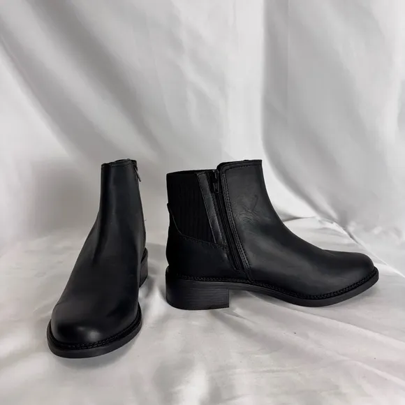 Clarks Black‎ Chelsea Ankle Boots Sleek Design