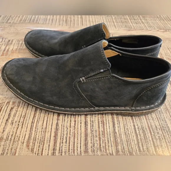 Clarks Black Loafers Sleek Slip-On Design