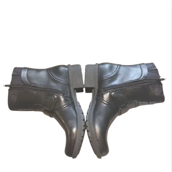 Clarks Black Moto Ankle Boots Women's Black Leather Booties size 6.5