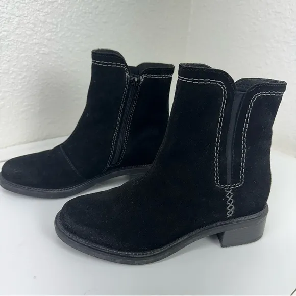 Clarks Collection Suede Ankle Boots Maye Zip Pebble Exposed Stitching 7 comfort