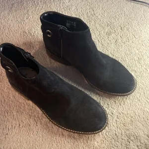 Clarks Women’s Size 7.5 Black Suede Ankle Boots Ultimate Comfort Collection