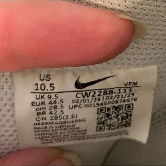 Classic Nike Air Force 1 ‘07 white low top men’s basketball size 10.5