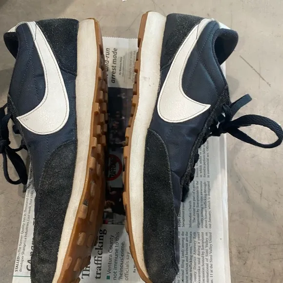Classic NIKE Cortez! Gently loved w/ LOTS of life left in these b/w sneakers😎!!