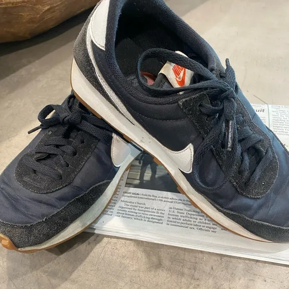Classic NIKE Cortez! Gently loved w/ LOTS of life left in these b/w sneakers😎!!