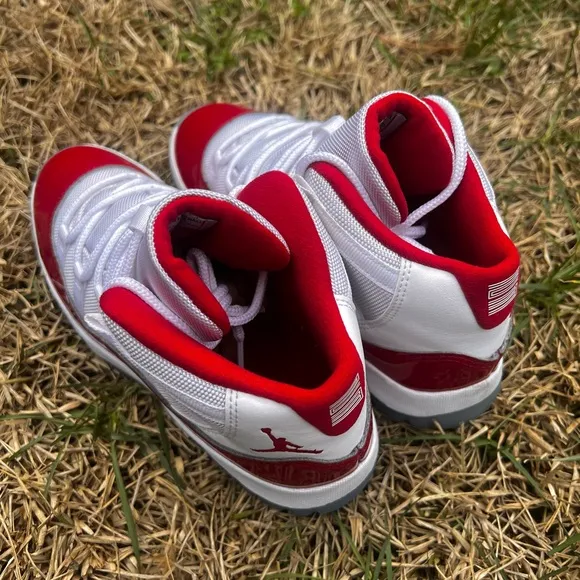 CLEAN Air Jordan 11 Retro Cherry Red 2023 size 3 Kids shoes