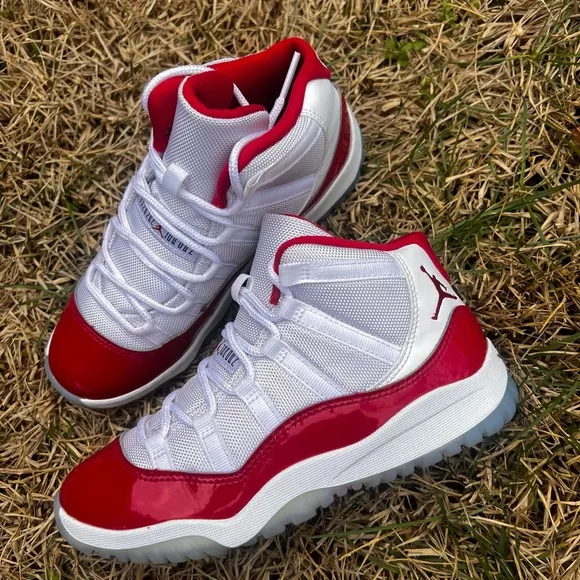 CLEAN Air Jordan 11 Retro Cherry Red 2023 size 3 Kids shoes