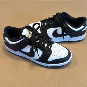 COPY - Nike Black and White Sneakers Classic Design