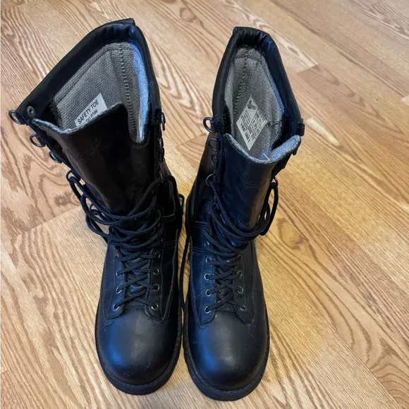 Danner men’s waterproof Fort Lewis size 9.