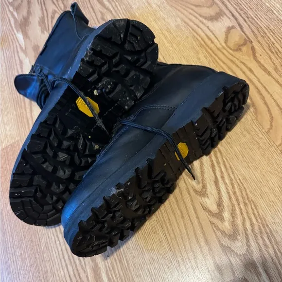 Danner men’s waterproof Fort Lewis size 9.