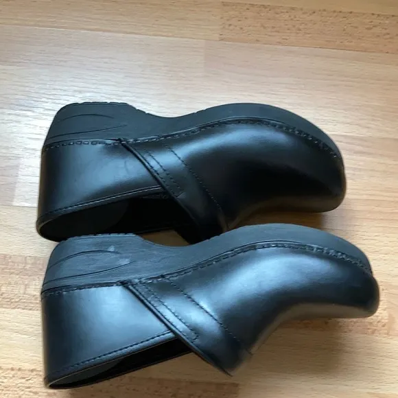 Dansko XP 2.0 Black Leather Slip-Resistent Shoes