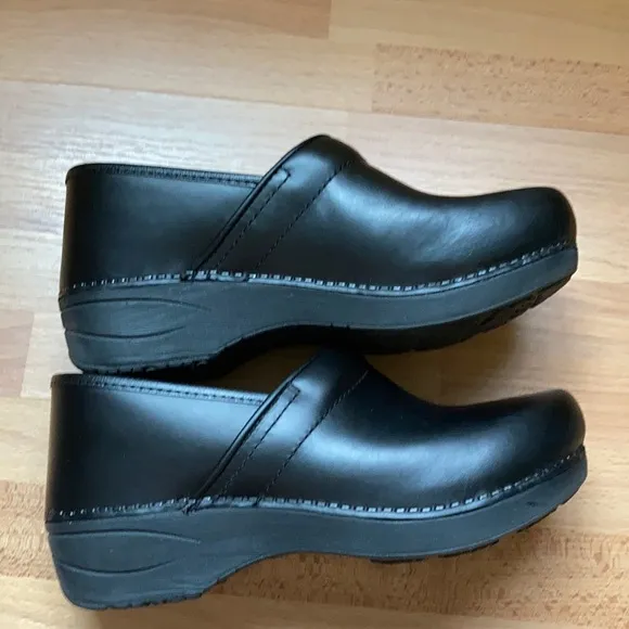 Dansko XP 2.0 Black Leather Slip-Resistent Shoes