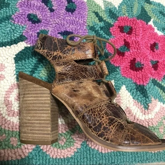 𝅺DIBA True Tren Dee Leather Lace Up Heeled Sandal size 7