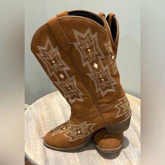 Dingo by Dan Post Rosalin Embroidered Western Boots like new condition Size 6