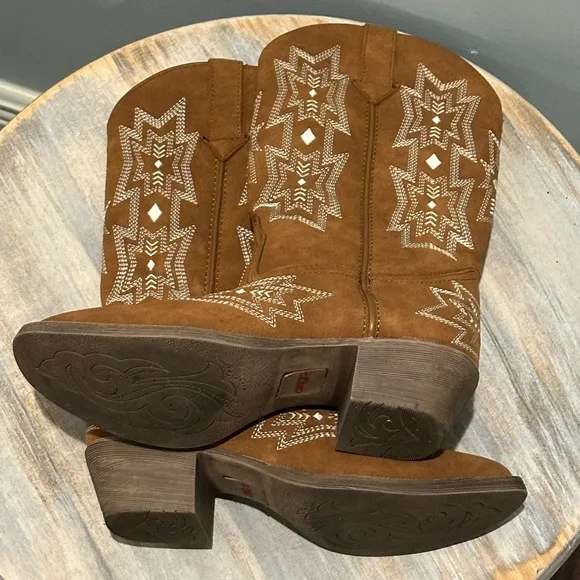 Dingo by Dan Post Rosalin Embroidered Western Boots like new condition Size 6