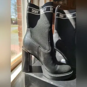 DKNY Women's Black Platform Boots. &quot;Vilma&quot; NIB size 9