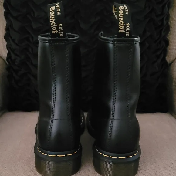 DR MARTENS 1460 SMOOTH BLACK LEATHER 8 EYE BOOTS
