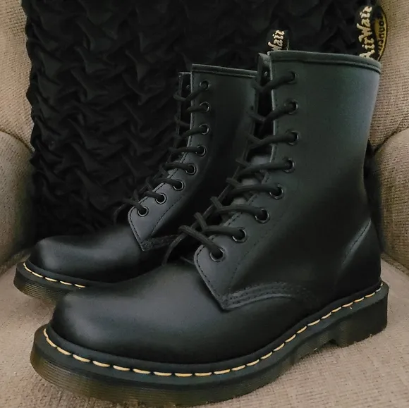 DR MARTENS 1460 SMOOTH BLACK LEATHER 8 EYE BOOTS