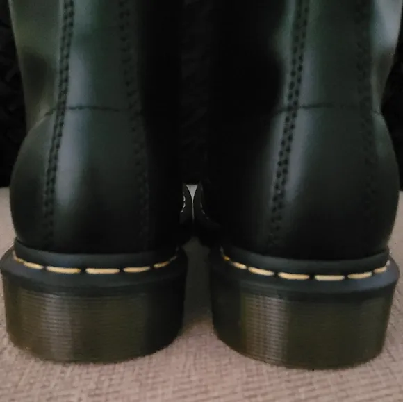 DR MARTENS 1460 SMOOTH BLACK LEATHER 8 EYE BOOTS