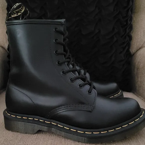 DR MARTENS 1460 SMOOTH BLACK LEATHER 8 EYE BOOTS