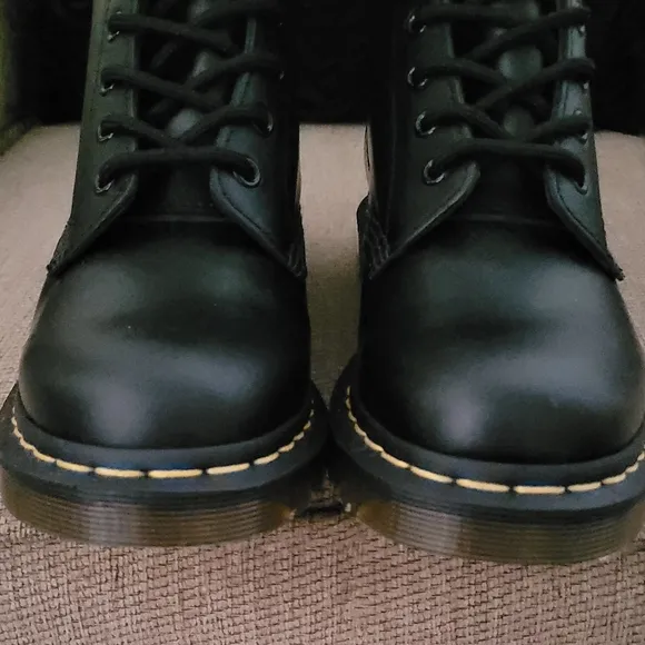 DR MARTENS 1460 SMOOTH BLACK LEATHER 8 EYE BOOTS