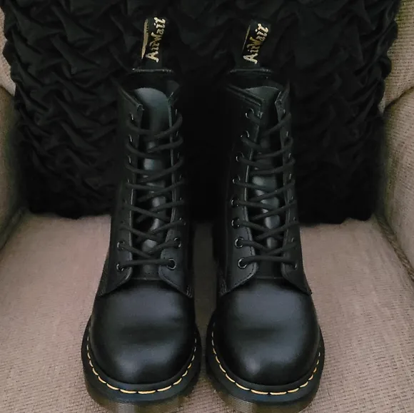 DR MARTENS 1460 SMOOTH BLACK LEATHER 8 EYE BOOTS