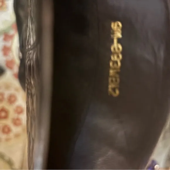 Elegant Black Leather Women's cowboy Boots boots on the ground