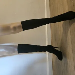 Elegant Black Women's Knee-High Boots