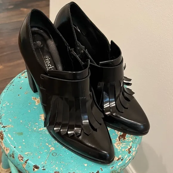 Fiorifrancesi Black kilt flap heels Italian made genuine patent leather shoes