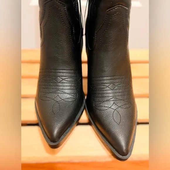 Forever 21 Women’s Black Embossed Leather Women's Boots 8