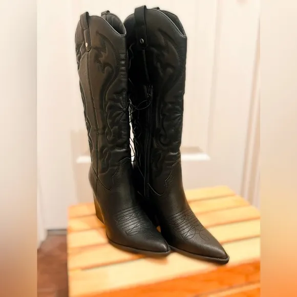 Forever 21 Women’s Black Embossed Leather Women's Boots 8