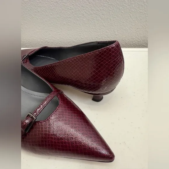 Franco Sarto Kitten Heel Size 8 Malia Burgundy Low Pointy Toe Shoes