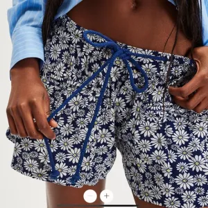 Free People Offbeat Printed Pull-On Shorts in Navy Combo sz Small NWT