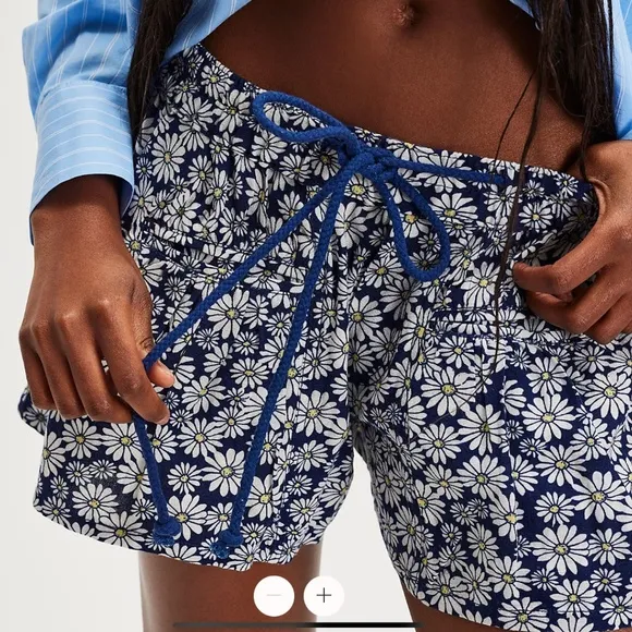 Free People Offbeat Printed Pull-On Shorts in Navy Combo sz Small NWT
