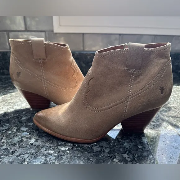 FRYE Reina Heeled Western Ankle  Bootie in Tan Ash Leather Women’s Size 6.5