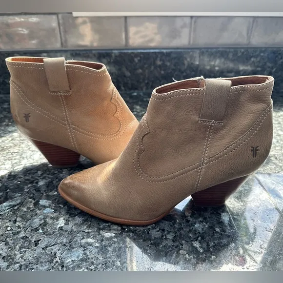 FRYE Reina Heeled Western Ankle  Bootie in Tan Ash Leather Women’s Size 6.5