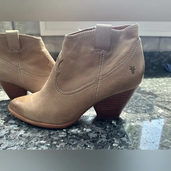 FRYE Reina Heeled Western Ankle  Bootie in Tan Ash Leather Women’s Size 6.5