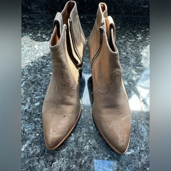 FRYE Reina Heeled Western Ankle  Bootie in Tan Ash Leather Women’s Size 6.5