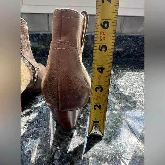 FRYE Reina Heeled Western Ankle  Bootie in Tan Ash Leather Women’s Size 6.5