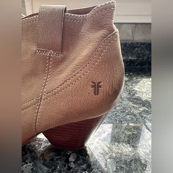 FRYE Reina Heeled Western Ankle  Bootie in Tan Ash Leather Women’s Size 6.5