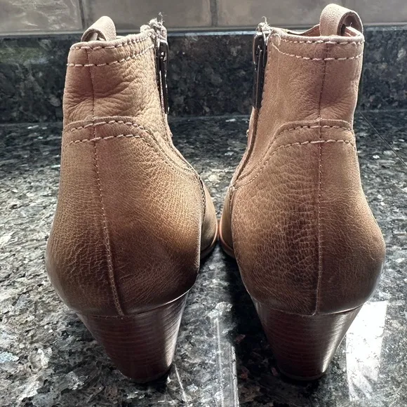 FRYE Reina Heeled Western Ankle  Bootie in Tan Ash Leather Women’s Size 6.5