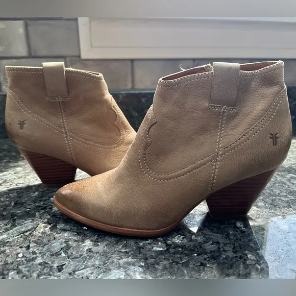 FRYE Reina Heeled Western Ankle  Bootie in Tan Ash Leather Women’s Size 6.5