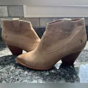 FRYE Reina Heeled Western Ankle  Bootie in Tan Ash Leather Women’s Size 6.5