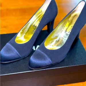 ✨Gorgeous authentic Chanel classic black pumps. Capped toe ✨Excellent condition!