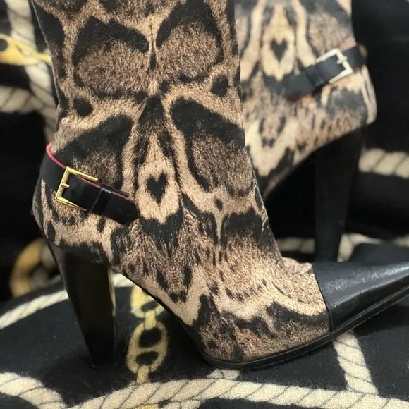 Gorgeous Roberto Cavalli  animal print boots size 7