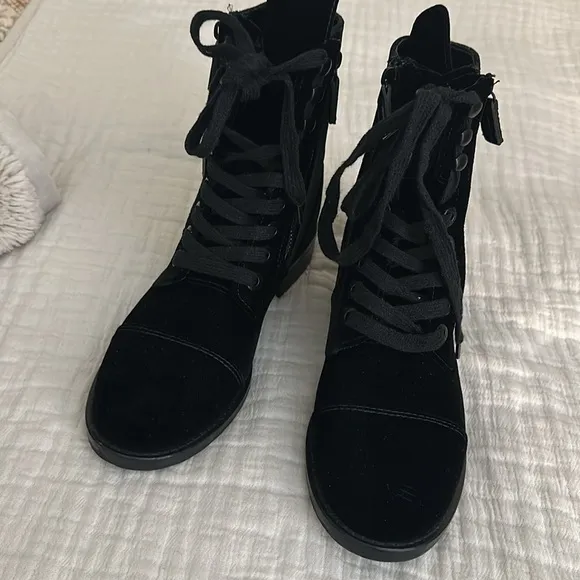 Hiraeth Hanne Boots Velvet Combat Boot Sz 7.5