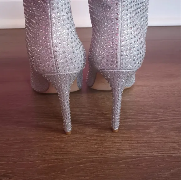 Jewel Badgley Mischka ladies silver &quot;Jude&quot; Boots Size 8