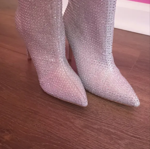 Jewel Badgley Mischka ladies silver &quot;Jude&quot; Boots Size 8