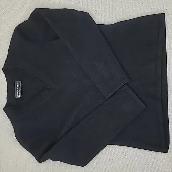 Jones New York Collection Long Sleeve V-Neck Cashmere Sweater in Black