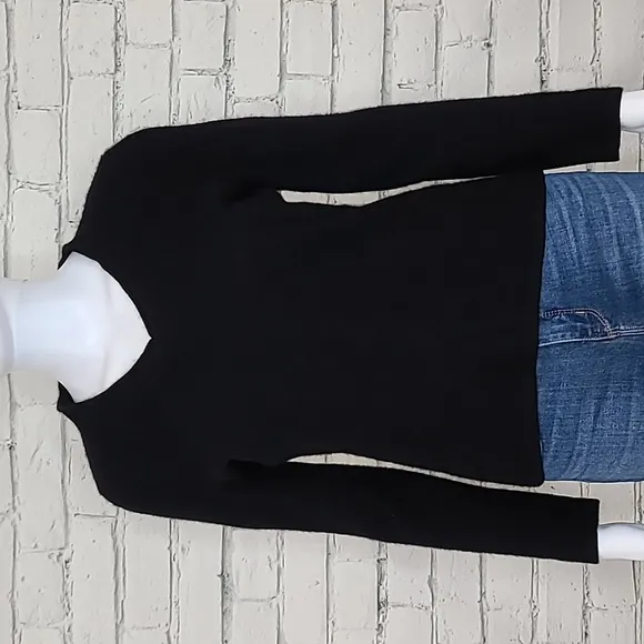 Jones New York Collection Long Sleeve V-Neck Cashmere Sweater in Black