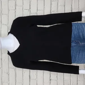 Jones New York Collection Long Sleeve V-Neck Cashmere Sweater in Black